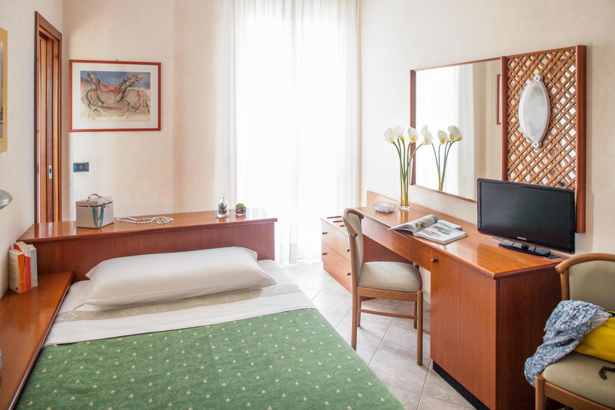 Hotel Gabriella Диано Марина Екстериор снимка