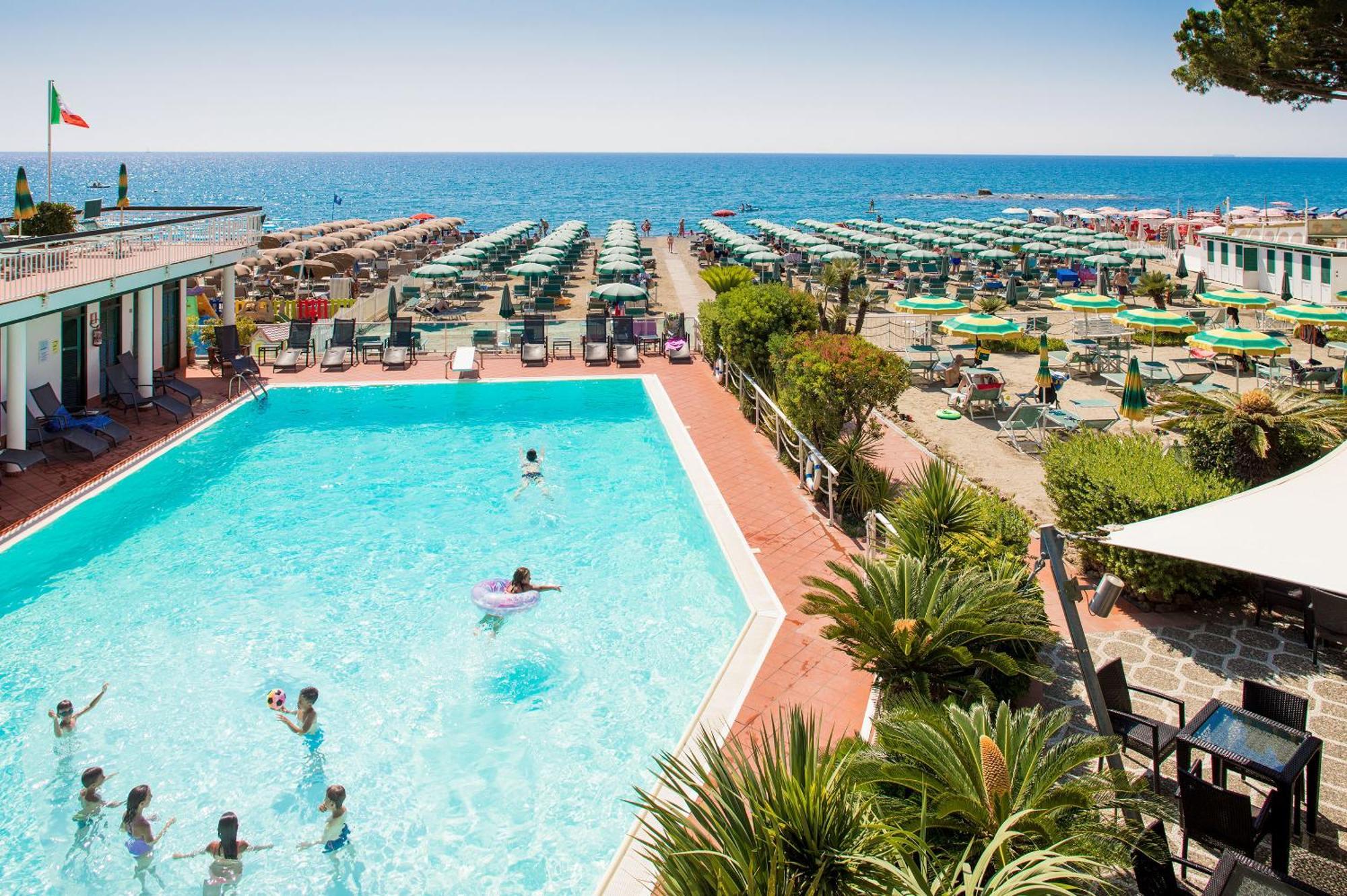 Hotel Gabriella Диано Марина Екстериор снимка