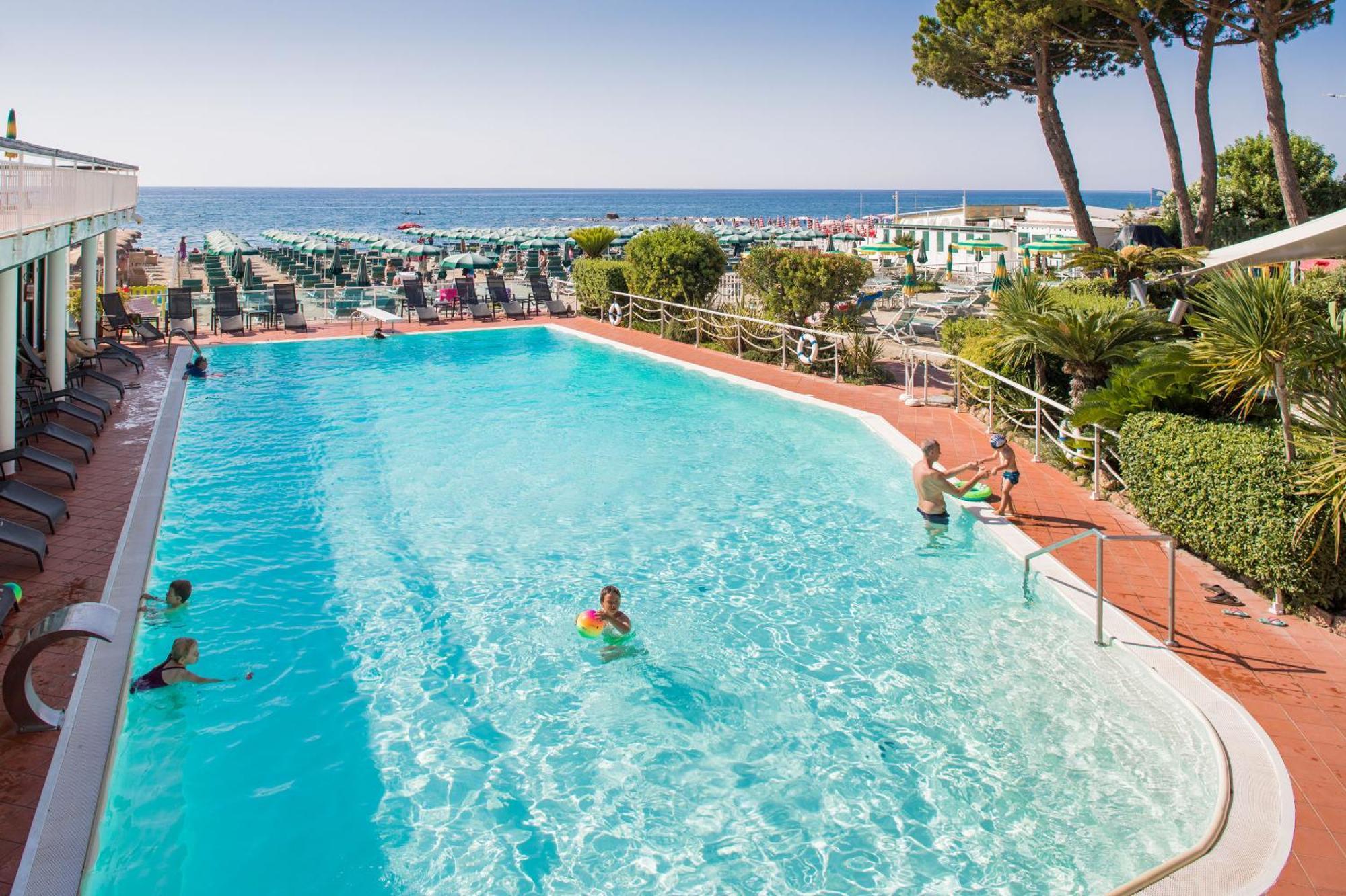 Hotel Gabriella Диано Марина Екстериор снимка