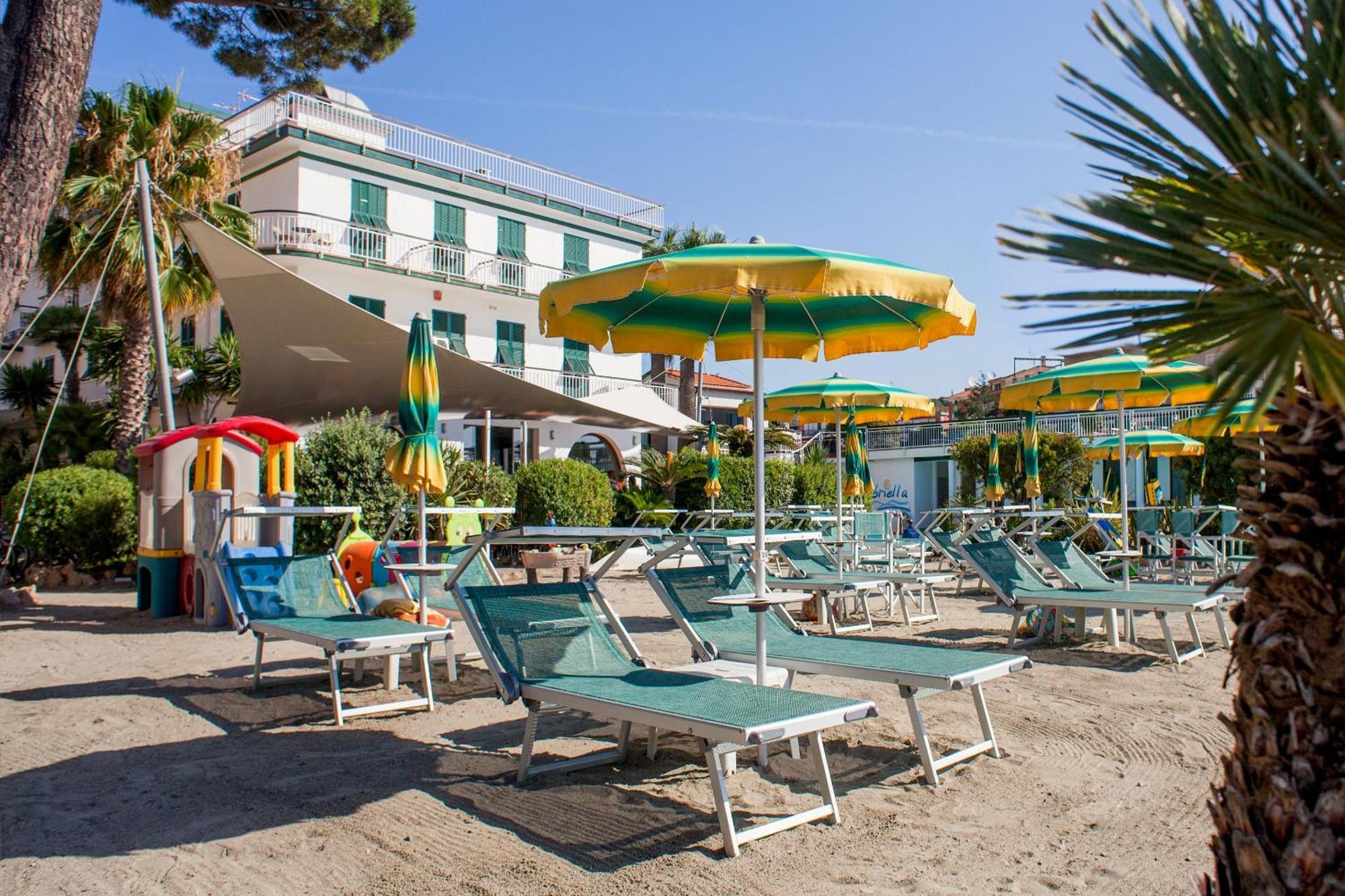 Hotel Gabriella Диано Марина Екстериор снимка