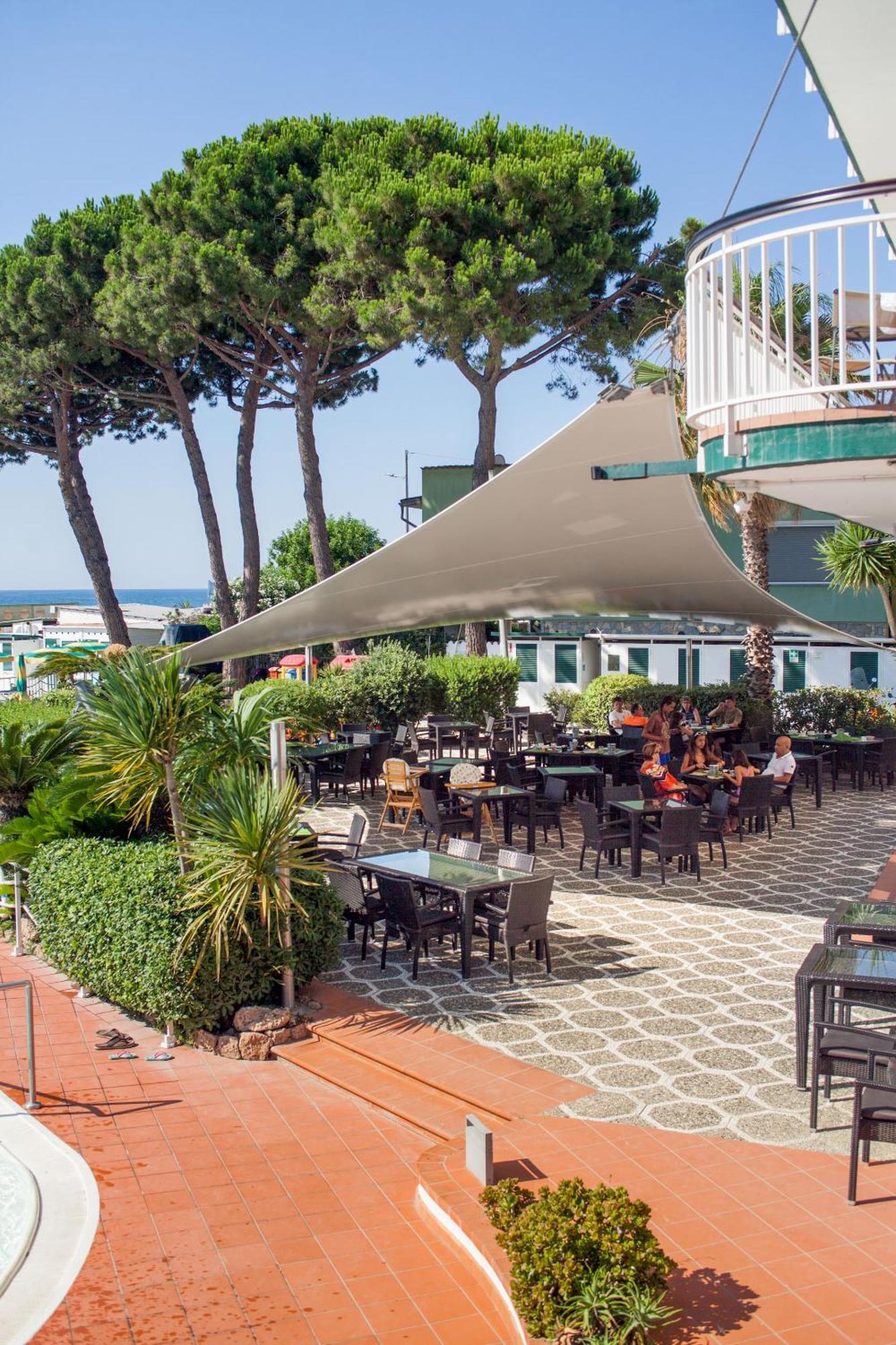 Hotel Gabriella Диано Марина Екстериор снимка
