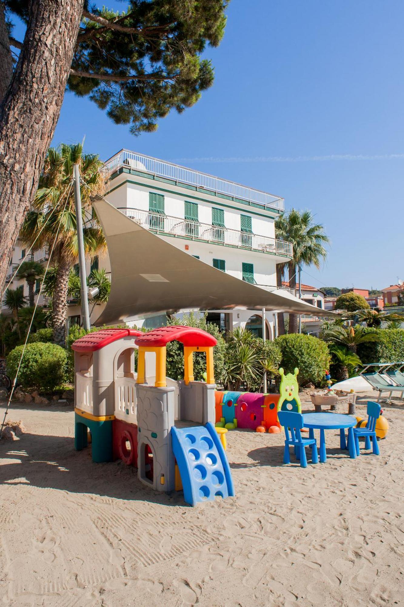 Hotel Gabriella Диано Марина Екстериор снимка