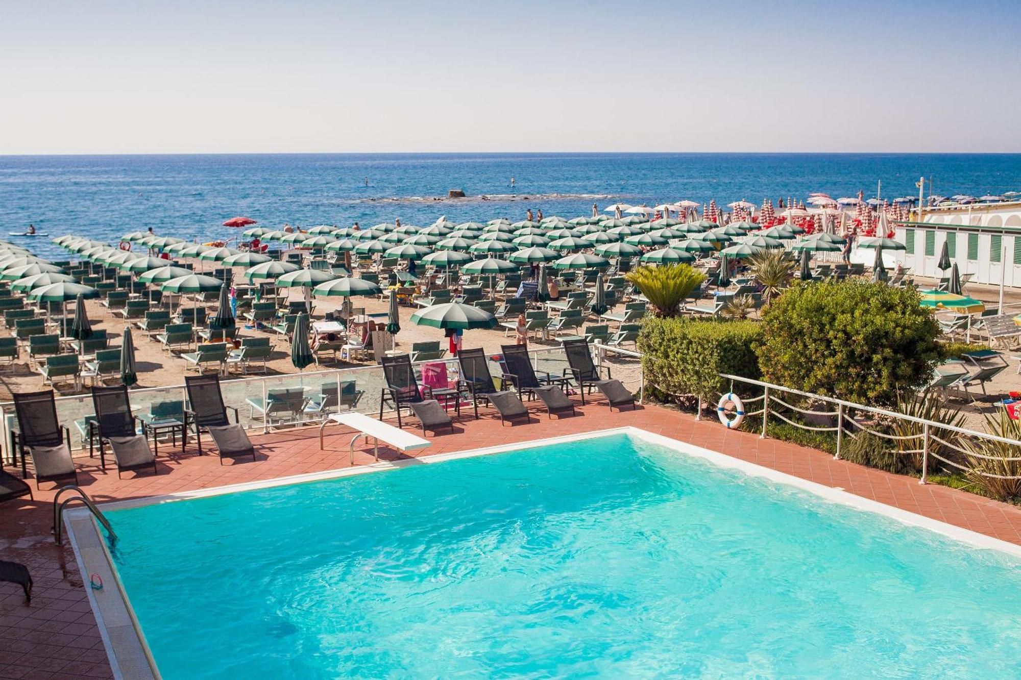 Hotel Gabriella Диано Марина Екстериор снимка