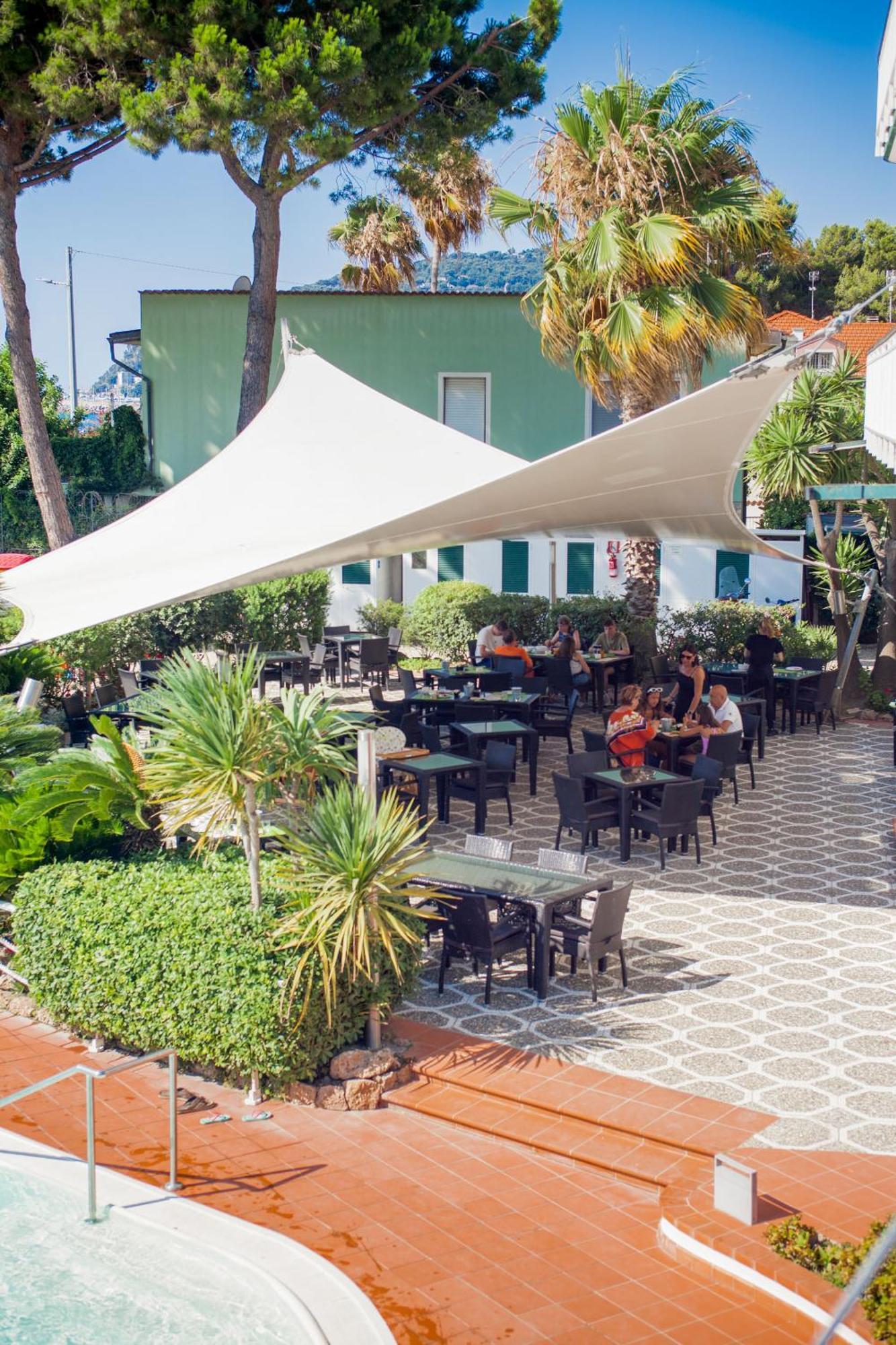 Hotel Gabriella Диано Марина Екстериор снимка