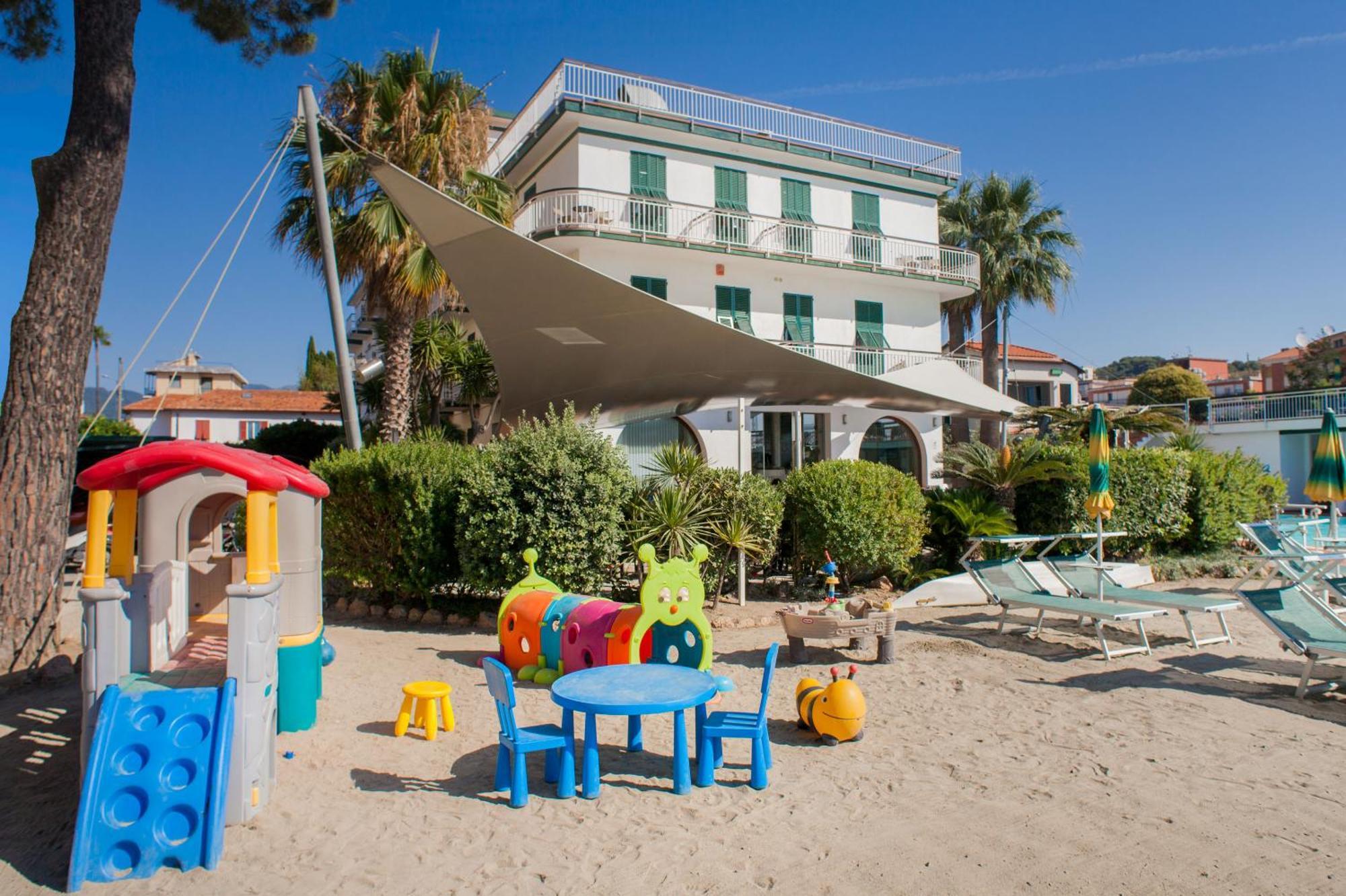 Hotel Gabriella Диано Марина Екстериор снимка