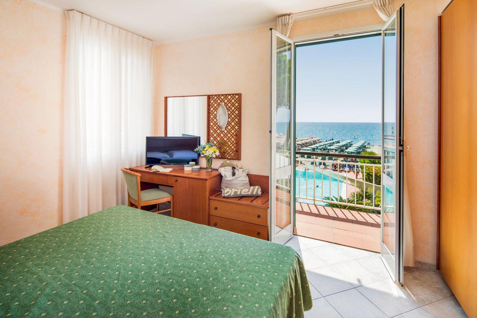 Hotel Gabriella Диано Марина Екстериор снимка