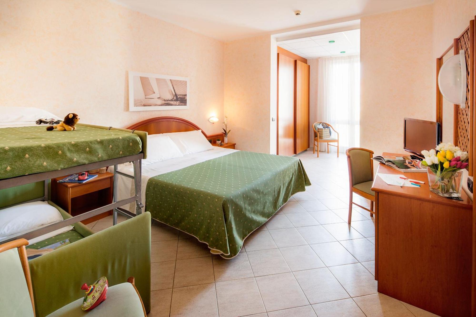 Hotel Gabriella Диано Марина Екстериор снимка