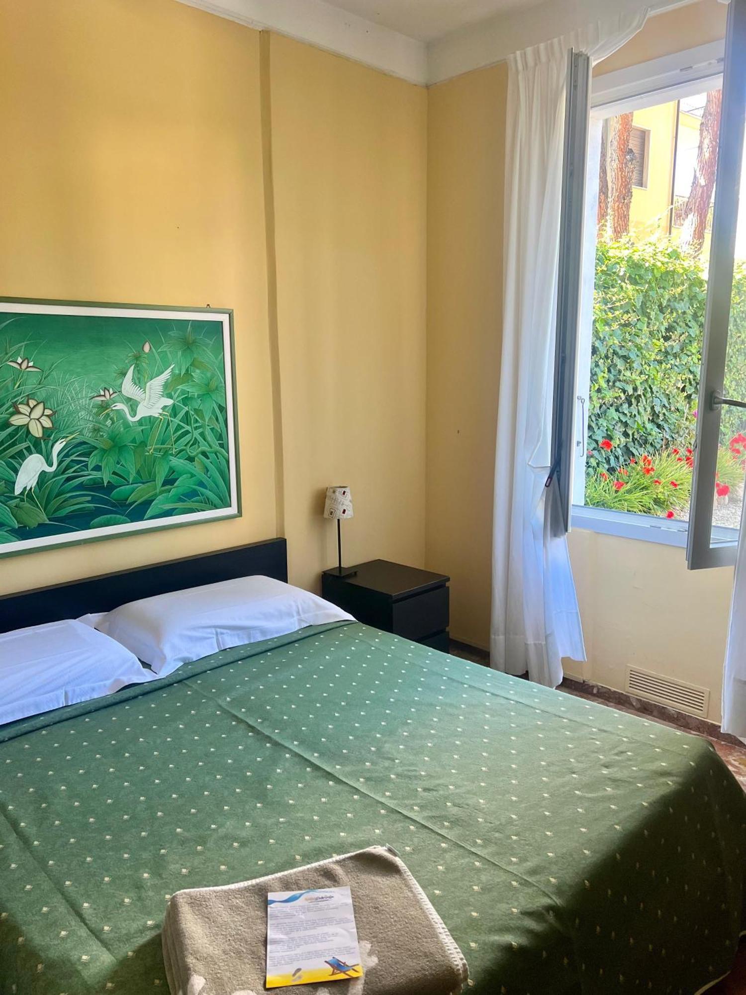 Hotel Gabriella Диано Марина Екстериор снимка