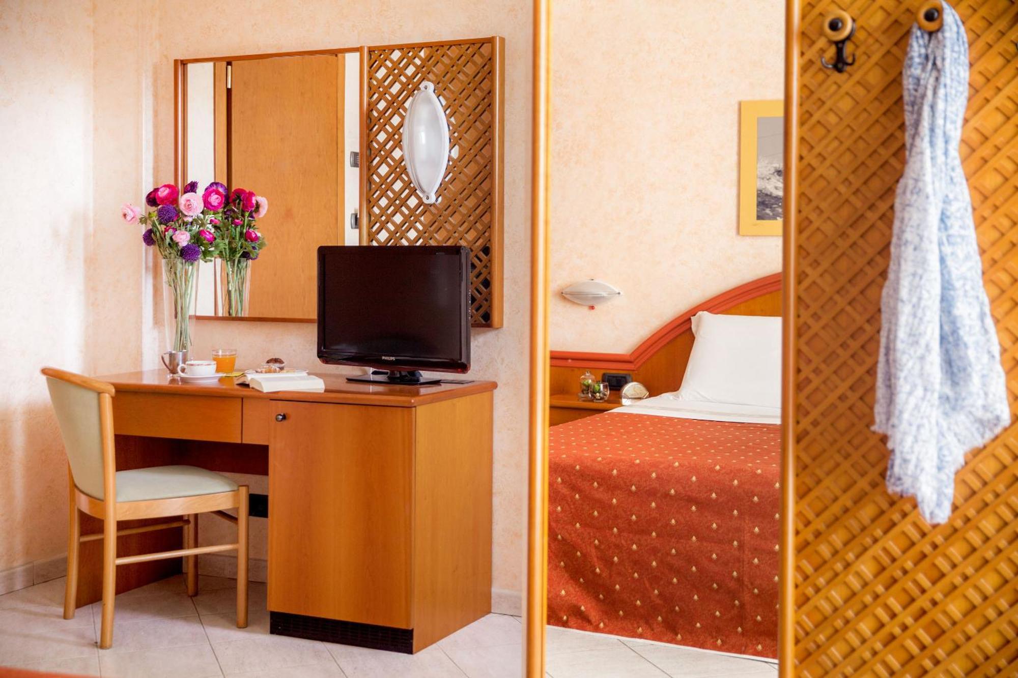 Hotel Gabriella Диано Марина Екстериор снимка