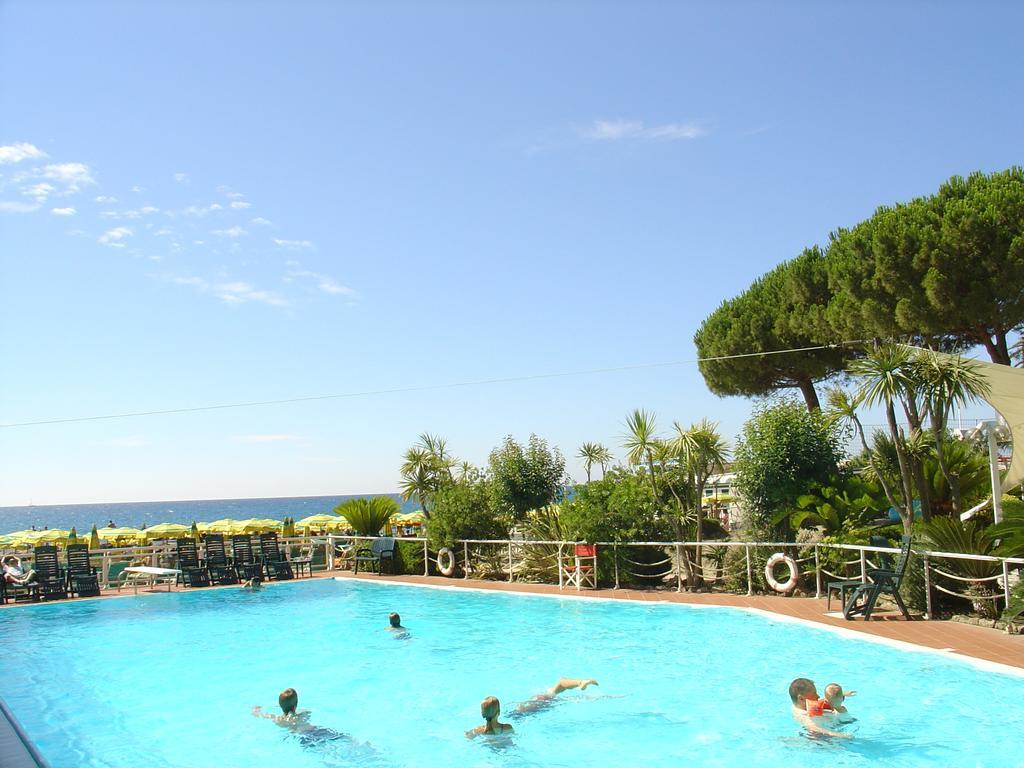 Hotel Gabriella Диано Марина Екстериор снимка