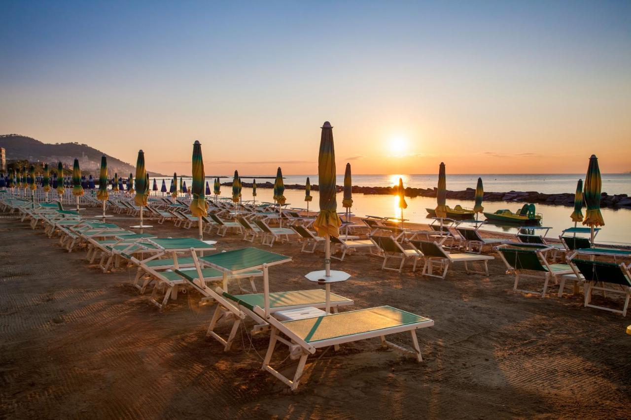 Hotel Gabriella Диано Марина Екстериор снимка